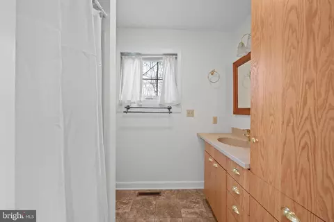 Bath - 2 Pinewood Cir, Hazleton, PA 18202 photo 1 of 6