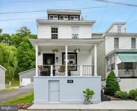 28 Shade St, Middleport, PA 17953