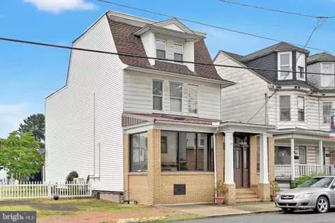 38 Valley St, New Philadelphia, PA 17959