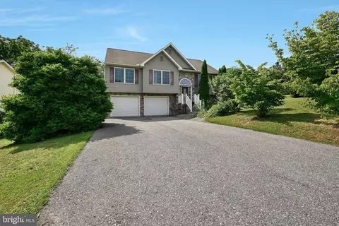1223 Running Deer Dr, Auburn, PA 17922