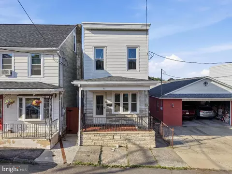 32 Clay St, New Philadelphia, PA 17959