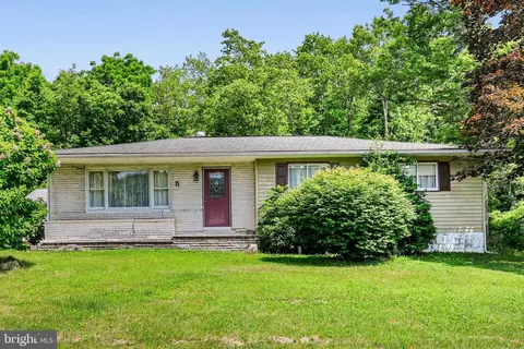 5 Walnut St, Tremont, PA 17981
