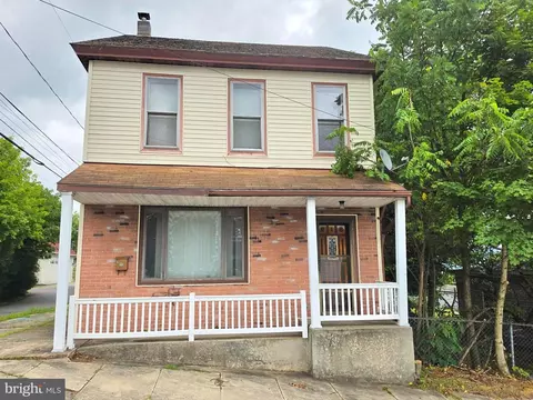 2 E Colliery Ave, Tower City, PA 17980