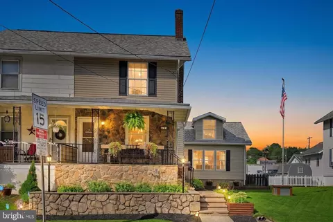 22 Spruce St, Pine Grove, PA 17963