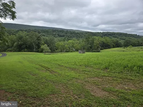 825 Pine Valley Rd, New Ringgold, PA 17960