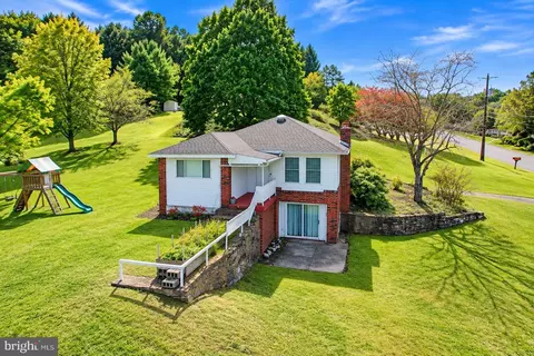 504 Long Run Dr, Schuylkill Haven, PA 17972