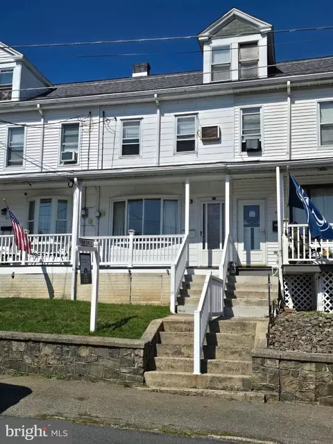 44 W Wiggan St, New Philadelphia, PA 17959