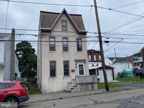 12 Front St S, Saint Clair, PA 17970