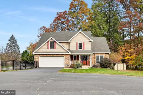 8 Durham Dr, Pottsville, PA 17901