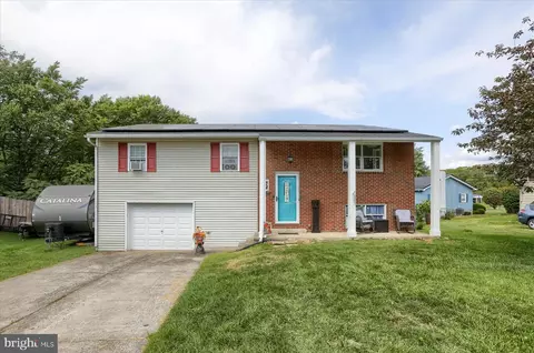 3 Pavilion Ln, Selinsgrove, PA 17870