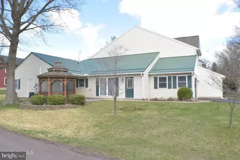 34 Banyan St, Selinsgrove, PA 17870