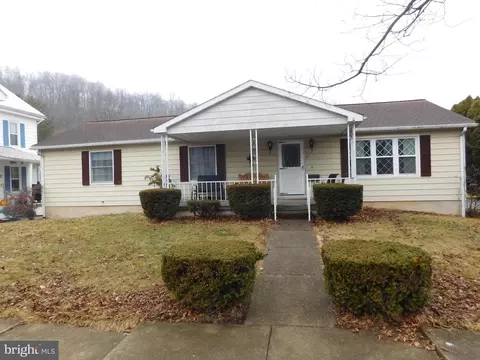 27 W Specht St, Mcclure, PA 17841