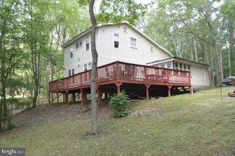 48 Dog House Ln, Millmont, PA 17845