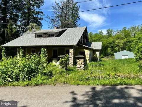 47 Mathews Rd, Waymart, PA 18472