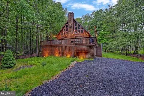 21 Lehigh River Dr N, Gouldsboro, PA 18424