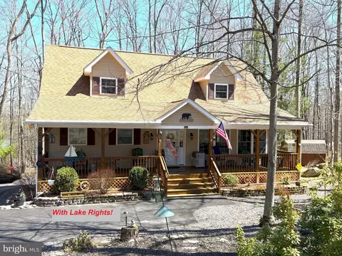 1099 Indian Dr, Lake Ariel, PA 18436