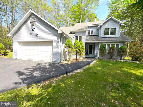 1010 Redlawn Ln, Lake Ariel, PA 18436