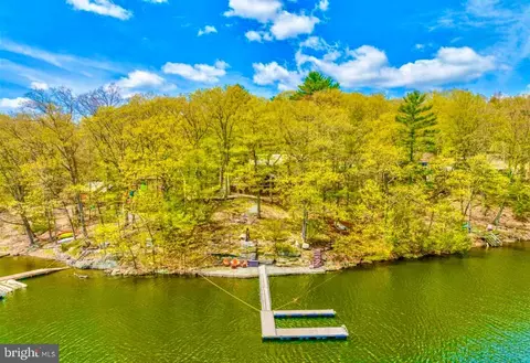 84 Lakeview Dr, Lakeville, PA 18438