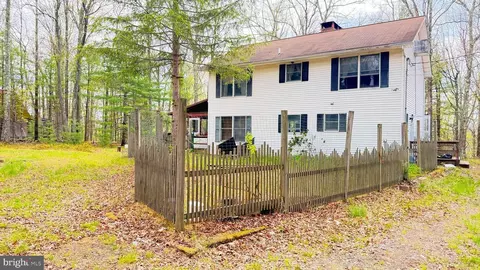 121 Ledgewood Dr, Hawley, PA 18428