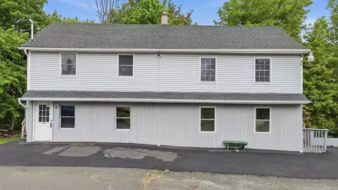 9 E Shore Ln, Beach Lake, PA 18405