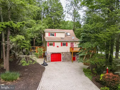 1006 Rolling Hills Dr, Lake Ariel, PA 18436