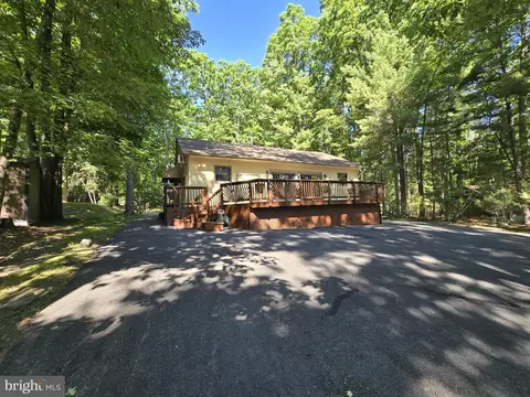 24 Lakeside Dr, Lakeville, PA 18438