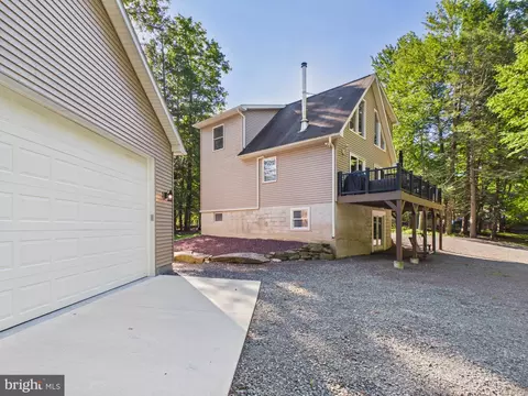 1008 Canoochee Ct, Lake Ariel, PA 18436