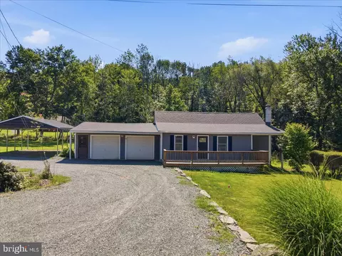 61 Lakeside Dr # E, Honesdale, PA 18431