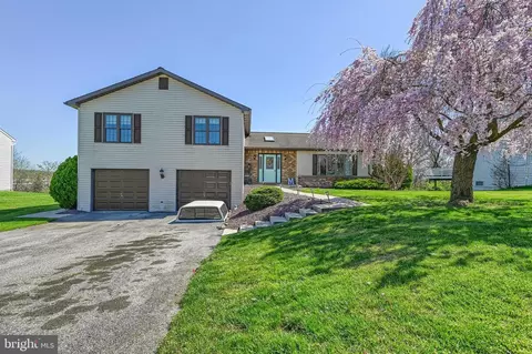 2335 N North Point Dr, York, PA 17406