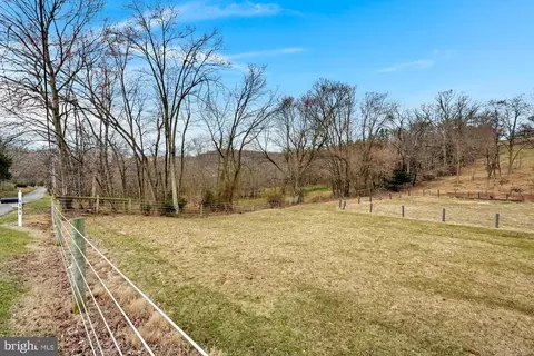 APT 2 Mountain Rd, Dover, PA 17315