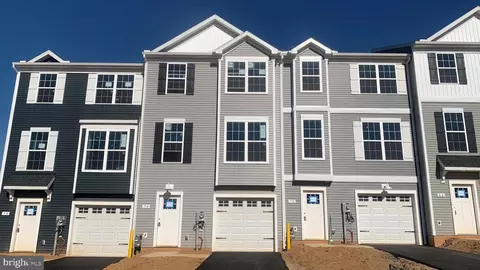 210 Avon Dr #243, Red Lion, PA 17356
