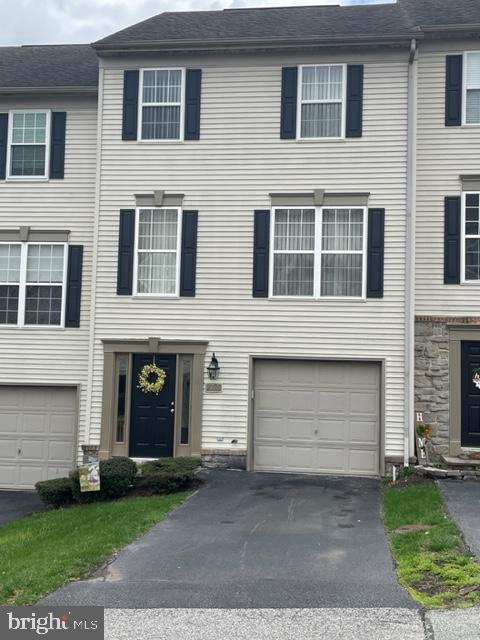 2720 Hunt Club Dr #4, York, PA 17402
