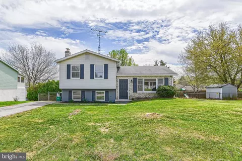 6 Marie Dr, Hanover, PA 17331