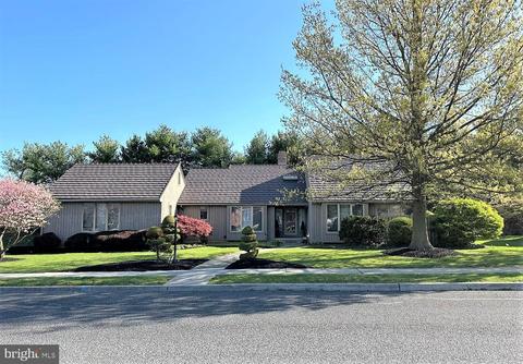425 Dart Dr, Hanover, PA 17331