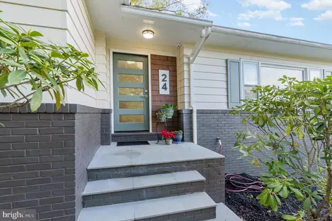 24 Charles Ave, Stewartstown, PA 17363