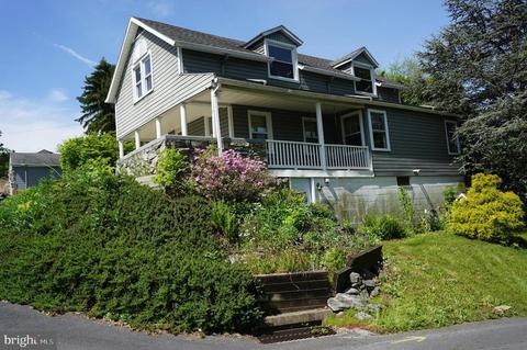 900 Locust St, Mount Wolf, PA 17347