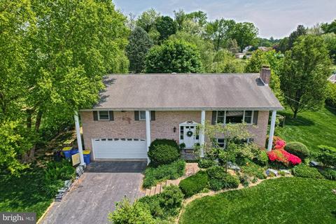 311 Lynbrook Dr N, York, PA 17402
