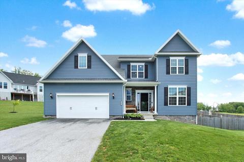 208 Fieldstone Dr, Hanover, PA 17331