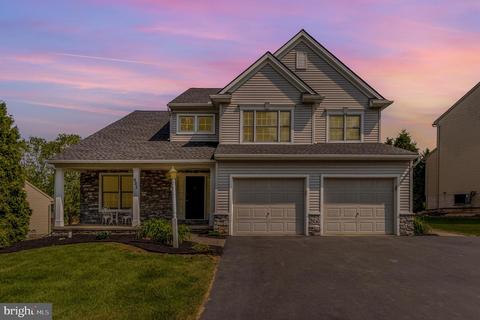 982 Castle Pond Dr, York, PA 17402