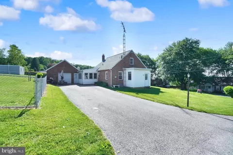 18 W Crestlyn Dr, York, PA 17402