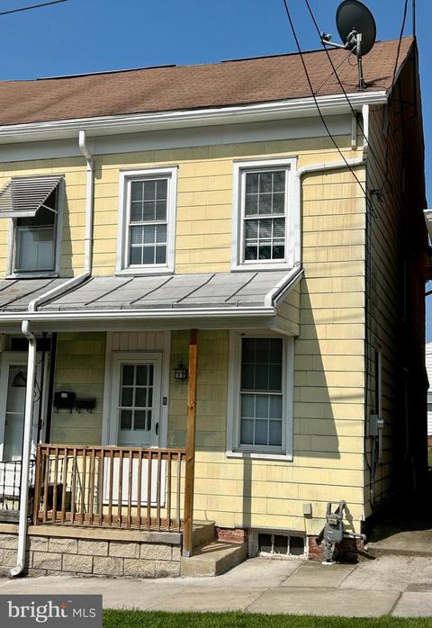 8 S East St, Spring Grove, PA 17362