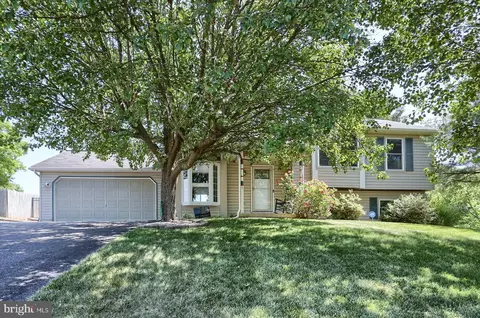 3 N Ben Hogan Dr, Etters, PA 17319