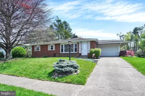 212 Sunset Dr, New Cumberland, PA 17070