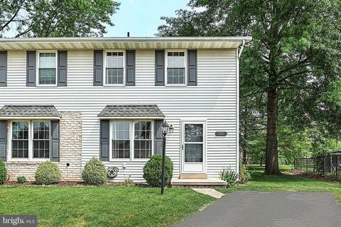 12 Stuart Cir, Hanover, PA 17331