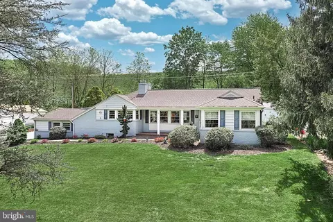 5212 Rockery Rd, Spring Grove, PA 17362