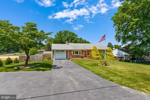 726 Market St, Mount Wolf, PA 17347