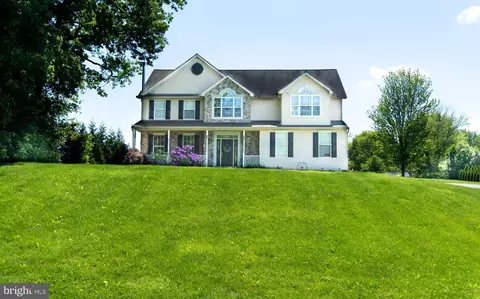 2473 Fox Chase Dr, Hanover, PA 17331