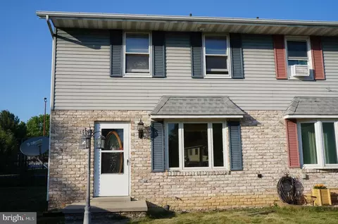 14 Stuart Cir, Hanover, PA 17331