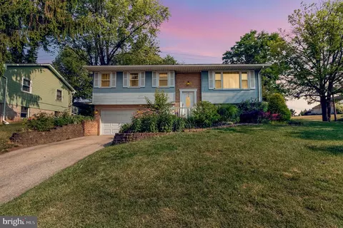 201 Greenwood Dr, New Cumberland, PA 17070
