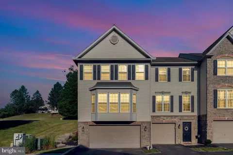 2768 Hunters Crest Dr #1, York, PA 17402